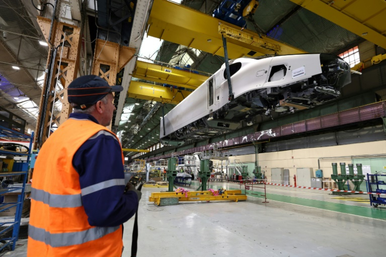 Uns employé travaille sur un TGV nouvelle génération de la SNCF à l'usine Alstom de Belfort, le 29 avril 2024 ( AFP / FREDERICK FLORIN )