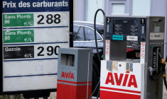 Les prix du carburant affichés dans une station-service Avia à Paris, le 18 septembre 2026 ( AFP / Kenzo TRIBOUILLARD )