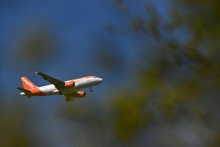 Un avion de la compagnie britannique EasyJet à l'approche de l'aéroport de Liverpool au Royaume-Uni, le 22 avril 2026 ( AFP / Paul ELLIS )
