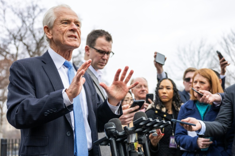 Le conseiller au commerce du président américain Donald Trump, Peter Navarro, s'adresse à la presse, le 25 février 2025 à Washington ( AFP / Jim WATSON )