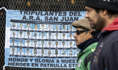 Un drapeau argentine avec  les portraits des 44 membres d'équipage qui ont péri lors du naufrage du sous-marin San Juan le 15 novembre 2017 est accroché à l'entrée d'un tribunal de Rio Gallegos, dans la province de Santa Cruz, le 3 mars 2026 ( AFP / WALTER DIAZ )