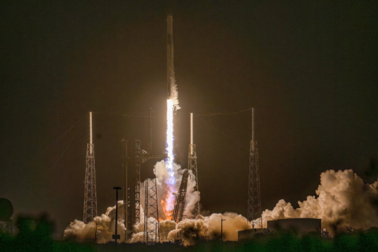 Une fusée Falcon 9 de SpaceX, transportant le vaisseau spatial Dragon décolle du complexe de lancement spatial 40 pour la mission Crew-12 à la base spatiale de Cap Canaveral, le 13 février 2026 en Floride ( AFP / Jim WATSON )