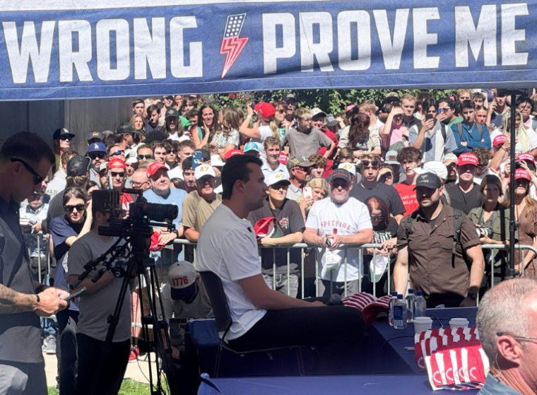 Image tirée d'une vidéo d'Amy King montrant l'influenceur conservateur Charlie Kirk s'exprimant lors d'un énévement public à l'Utah Valley University, à Orem, le 10 septembre 2025 ( UGC / Amy KING )