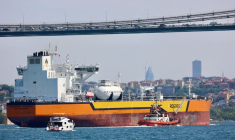 Le Vladimir Monomakh, pétrolier battant pavillon russe et appartenant à Rosneft, transite par le Bosphore.