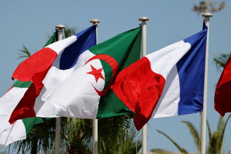 Le ton est remonté d'un cran lundi entre la France et l'Algérie avec l'annonce, par Paris, de la décision des autorités algériennes d'expulser douze fonctionnaires français et la menace de représailles si Alger la maintenait ( AFP / Ludovic MARIN )