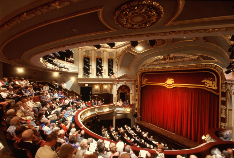 De nombreuses astuces existent pour dénicher des places de spectacle à petit prix. ( crédit photo : Getty Images )