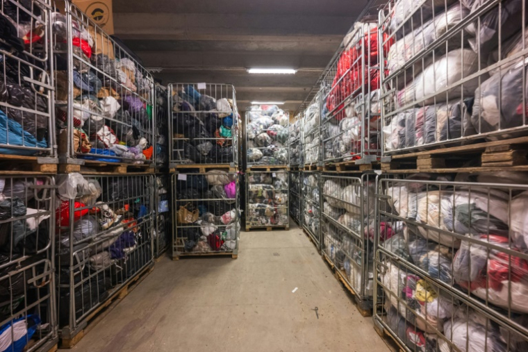 D'énormes quantités de vêtements dans un centre de tri à Stockholm, le 10 avril 2025 ( AFP / Jonathan NACKSTRAND )