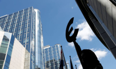 Une sculpture avec le symbole de l'euro est photographiée devant le Parlement européen à Bruxelles