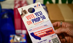 Un prospectus encourageant les habitants de Los Angeles à voter en faveur du redécoupage électoral est distribué à Koreatwon, un quartier de la ville, le 22 octobre 2025 en Californie ( AFP / Frederic J. BROWN )