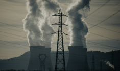 Des lignes à haute tention près de la centrale nucléaire de Bugey en France le 25 septembre 2026 ( AFP / Alex MARTIN )