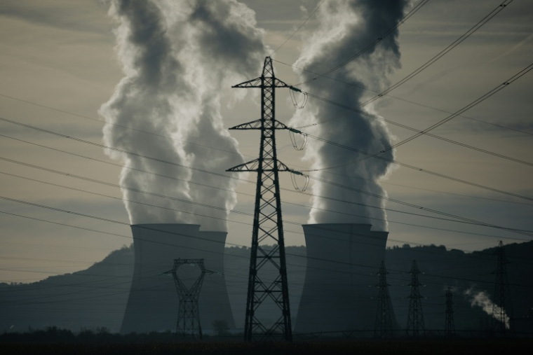 Des lignes à haute tention près de la centrale nucléaire de Bugey en France le 25 septembre 2026 ( AFP / Alex MARTIN )