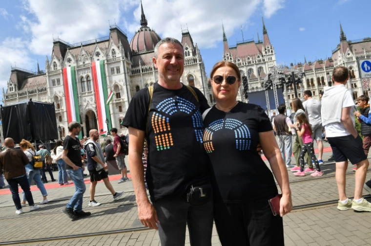 Des partisans du nouveau Premier ministre hongrois Peter Magyar rassemblés devant le Parlement, à Budapest, le 9 mai 2026 ( AFP / Ferenc ISZA  )