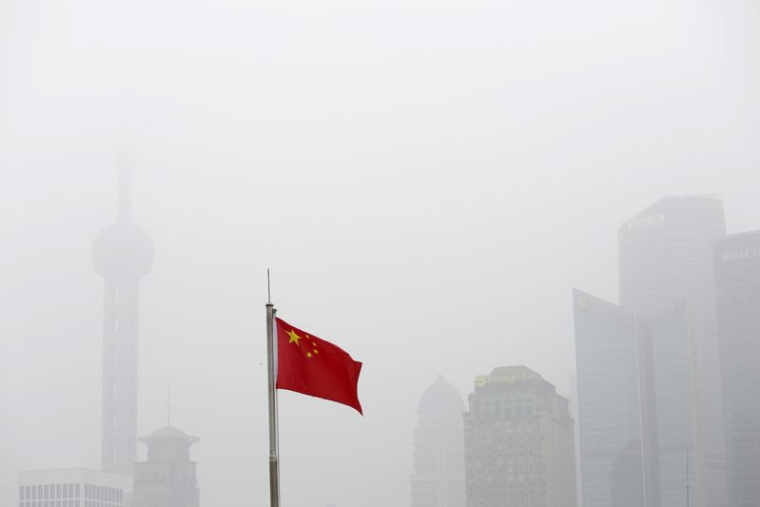 Un drapeau chinois est visible devant le quartier financier de Pudong à Shanghaï