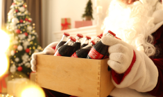 Lorsqu'une fête est associée à des produits ou des marques, sa dimension collective et symbolique peut être éclipsée. (crédit: Adobe Stock)