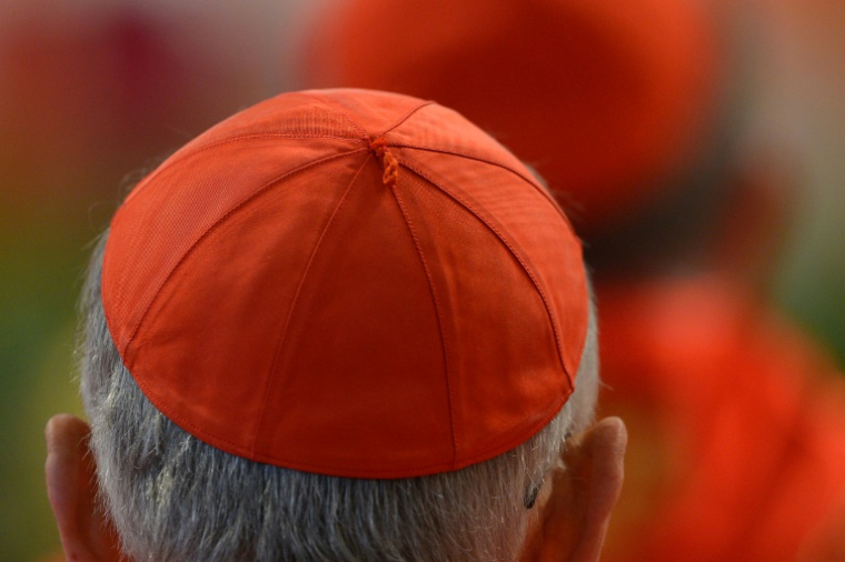 Un cardinal lors d'une messe sur la place Saint-Pierre, le 12 mars 2013 au Vatican ( AFP / Gabriel BOUYS )