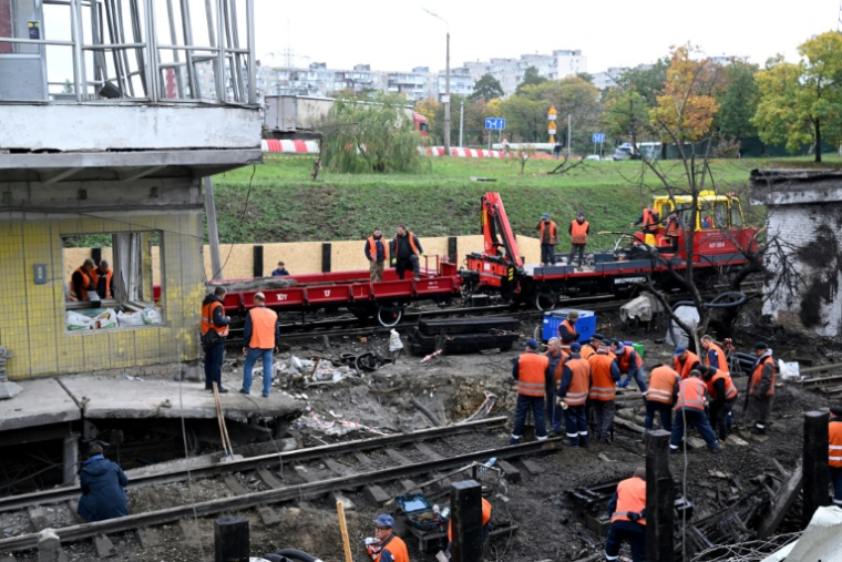 Après une frappe sur une station de métro à Kiev, le 19 octobre 2026 ( AFP / Sergei SUPINSKY )