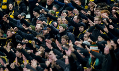 Les supporters des Young Boys laissent un jeune fan du Celtic prendre les commandes