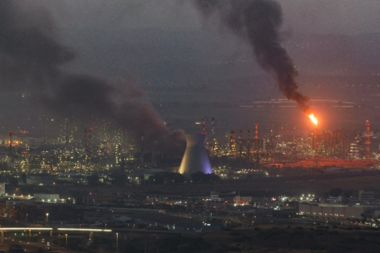 De la fumée s'élève au-dessus d'un site touché par un missile tiré depuis l'Iran à Haïfa, dans le nord d'Israël, le 16 juin 2025 ( AFP / Ahmad GHARABLI )