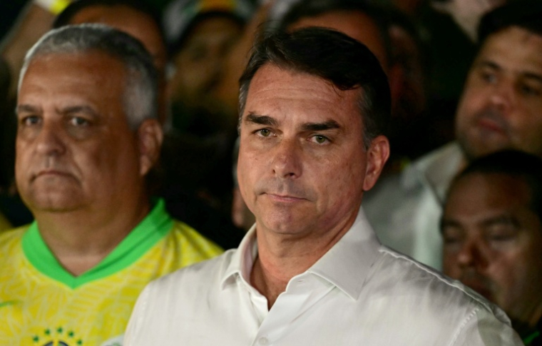 L'ex-candidat à l'élection présidentielle au Brésil, le sénateur Flavio Bolsonaro,le 25 octobre 2026 à Brasilia ( AFP / Pablo PORCIUNCULA )