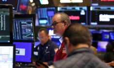 Des traders à la Bourse de New York le 30 juin 2025 ( AFP / TIMOTHY A. CLARY )