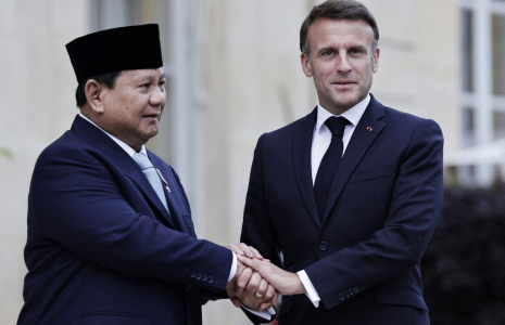 Emmanuel Macron et Prabowo Subianto, président de la République d'Indonésie, en juillet 2024, à Paris ( AFP / STEPHANE DE SAKUTIN )