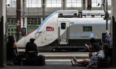Des voyageurs attendent le départ de leur train à la gare de Lyon, à Paris, le 31 juillet 2024. ( AFP / THIBAUD MORITZ )