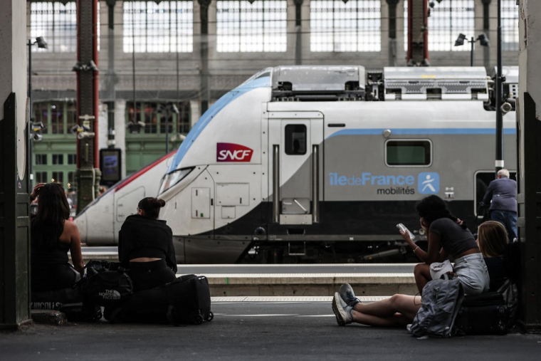 Des voyageurs attendent le départ de leur train à la gare de Lyon, à Paris, le 31 juillet 2024. ( AFP / THIBAUD MORITZ )