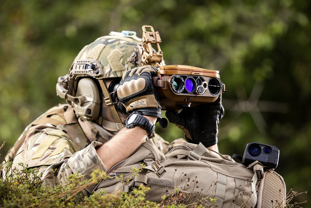 Jumelle légère, multifonctionnelle et de longue portée avec une connectivité avancée développée par Safran E&D. (crédit : A.Daste /Safran)