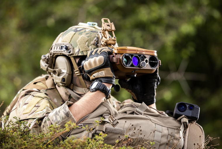 Jumelle l&eacute;g&egrave;re, multifonctionnelle et de longue port&eacute;e avec une connectivit&eacute; avanc&eacute;e d&eacute;velopp&eacute;e par Safran E&D. (cr&eacute;dit : A.Daste /Safran)