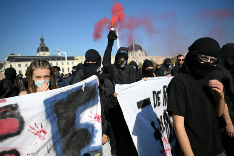 Des lycéens manifestent à Lyon, le 6 octobre 2026 ( AFP / Olivier CHASSIGNOLE )