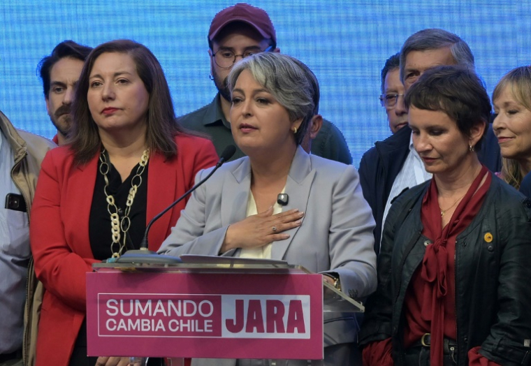 La candidate de gauche Jeannette Jara, prononce un discours après avoir reconnu sa défaite au second tour de l’élection présidentielle, le 14 décembre 2025 à Santiago du Chili ( AFP / Rodrigo ARANGUA )