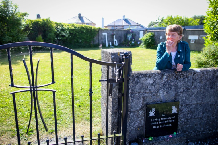 L'historienne Catherine Corless sur le site de l'ancien foyer St Mary, où 796 enfants avaient été inhumés anonymement, le 20 mai 2025 à Tuam dans l'Ouest de l'Irlande ( AFP / Paul Faith )