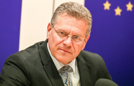 Le commissaire européen au Commerce, Maros Sefcovic, s'adressant à des journalistes à Singapour le 7 mai 2025. ( AFP / Roslan RAHMAN )