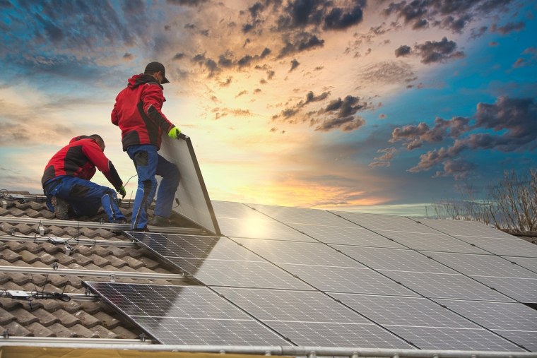 Investir dans le photovoltaïque, une bonne idée en 2025 ? (Crédits photo : ©  mmphoto - stock.adobe.com)