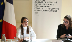 Aurore Bergé (g), secrétaire d'État chargée de l'Égalité, lors d'une rencontre avec des groupes parlementaires, en amont du projet de loi visant à lutter contre l'antisémitisme, le 28 avril 2026 à Paris ( AFP / Ludovic MARIN )