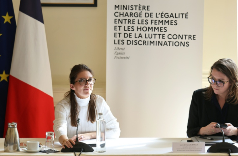 Aurore Bergé (g), secrétaire d'État chargée de l'Égalité, lors d'une rencontre avec des groupes parlementaires, en amont du projet de loi visant à lutter contre l'antisémitisme, le 28 avril 2026 à Paris ( AFP / Ludovic MARIN )