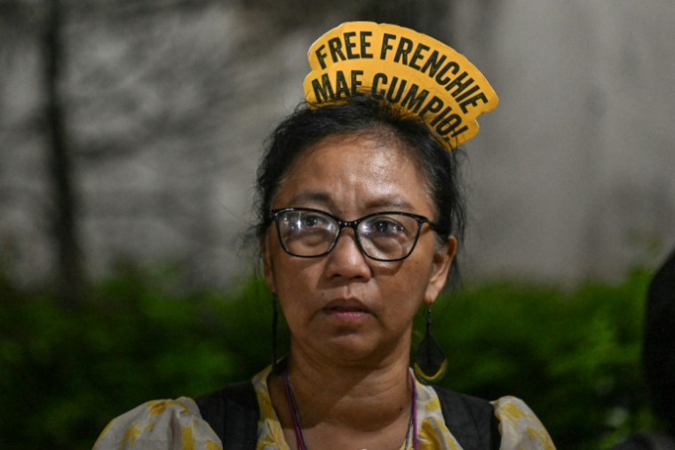 Une manifestante réclamant la libération de la journaliste Frenchie Mae Cumpio participe à une messe de soutien, le 21 janvier 2026 dans une église de Tacloban, aux Philippines ( AFP / Jam STA ROSA )
