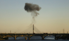 De la fumée s'élève d'un pont enjambant le Dniepr après une frappe de drone russe sur Kiev, en Ukraine, le 2 octobre 2026 ( AFP / Serhii Okunev )