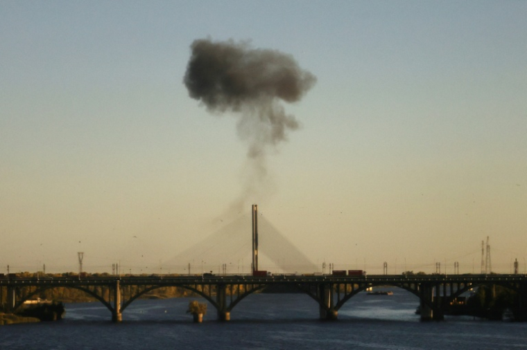 De la fumée s'élève d'un pont enjambant le Dniepr après une frappe de drone russe sur Kiev, en Ukraine, le 2 octobre 2026 ( AFP / Serhii Okunev )