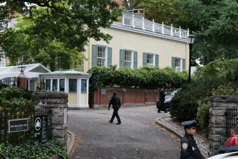 Gracie Mansion, la résidence officielle du maire de New York à Manhattan, lors d'une perquisition menée par la police le 26 septembre 2024, sous la mandature du maire Eric Adams, un temps soupçonné de corruption ( GETTY IMAGES NORTH AMERICA / Michael M. Santiago )