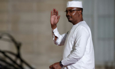 Le président tchadien, le général Mahamat Idriss Déby, arrive avant un dîner avec plusieurs chefs d'État et de gouvernement et dirigeants d'organisations internationales au Palais de l'Élysée,