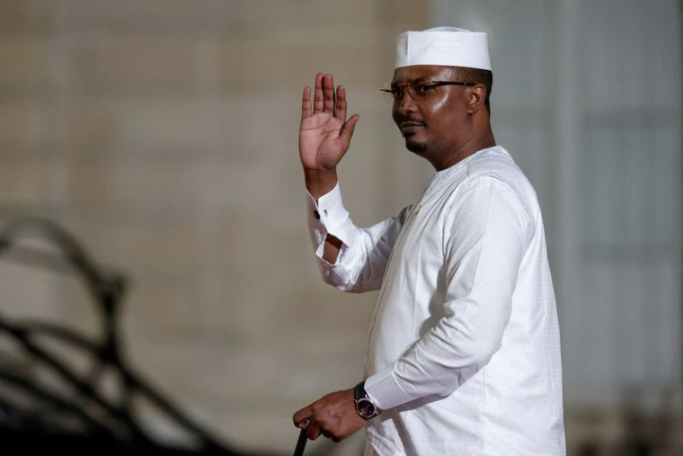 Le président tchadien, le général Mahamat Idriss Déby, arrive avant un dîner avec plusieurs chefs d'État et de gouvernement et dirigeants d'organisations internationales au Palais de l'Élysée,