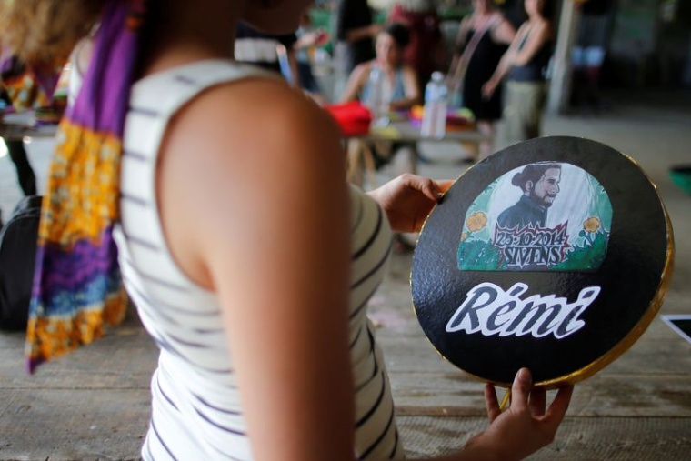 Un manifestant opposé à l'aéroport montre un portrait à la mémoire de Rémi Fraisse, écologiste de 21 ans décédé à Sivens