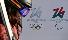 Les logos des Jeux olympiques et paralympiques 2026 de Milan Cortina photographiés le 17 janvier 2025 à Cortina d'Ampezzo ( AFP / Tiziana FABI )