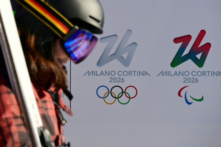 Les logos des Jeux olympiques et paralympiques 2026 de Milan Cortina photographiés le 17 janvier 2025 à Cortina d'Ampezzo ( AFP / Tiziana FABI )