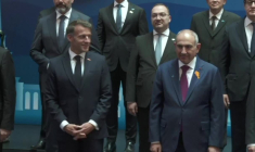 Macron pose pour des photos au forum du dialogue d'Erevan en Arménie
