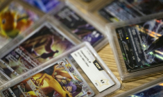 Pokémon, One Piece : les collectionneurs de cartes face à la spéculation des "scalpeurs"  ( AFP / Martin LELIEVRE )