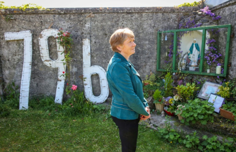 L'historienne Catherine Corless sur le site de l'ancien foyer St Mary, où 796 enfants avaient été inhumés anonymement, le 20 mai 2025 à Tuam dans l'Ouest de l'Irlande ( AFP / Paul Faith )