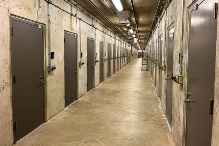 Un couloir bordé de cellules constituant la chambre forte des films nitrate au Centre national de conservation audiovisuelle de la Bibliothèque du Congrès, à Culpeper, en Virginie, le 2 avril 2026 ( AFP / KENT NISHIMURA )