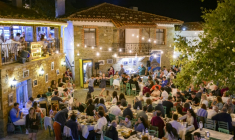 Des Grecs rassemblés dans un restaurant et assistant à des danses traditionnelles pour la fête de la Vierge, le 14 août 2026 sur l'île turque de GokceadaPeople sit at a restaurany and perform traditional Greek dance during the Feast of the Dormition of the Virgin Mary, on Gokceada (Imroz) Island, Çanakkale Province of Turkey, on August 14, 2026. Hundreds of Greeks return from Athens and around the world to Imbros each August 15 to celebrate the Virgin Mary. Like Istanbul and nearby Tenedos, the island was exempt from the 1923 population exchange between Greece and Turkey, which displaced more than 1.5 million people. ( AFP / Yasin AKGUL )